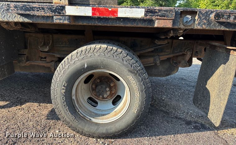 image for item EJ7635 2001 Chevrolet Silverado 3500 flatbed pickup truck