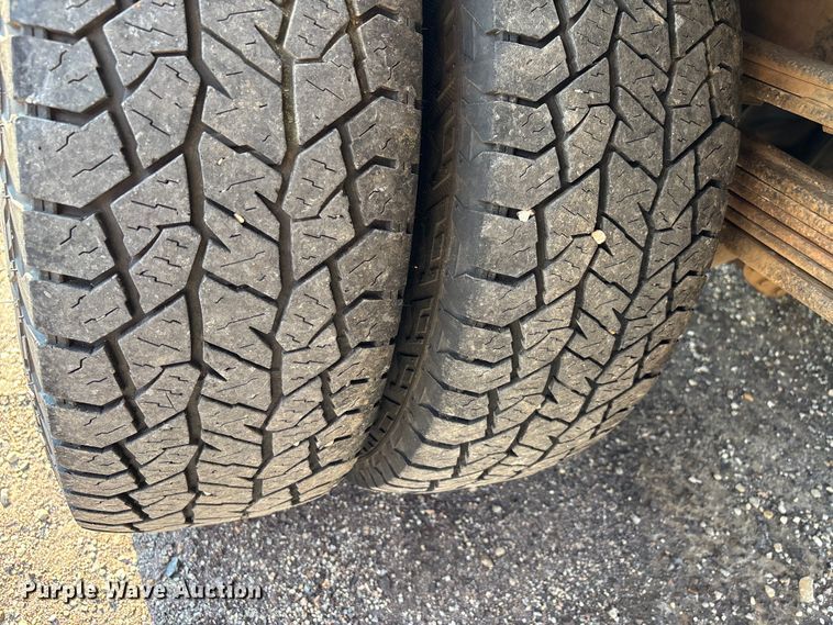 image for item EJ7635 2001 Chevrolet Silverado 3500 flatbed pickup truck