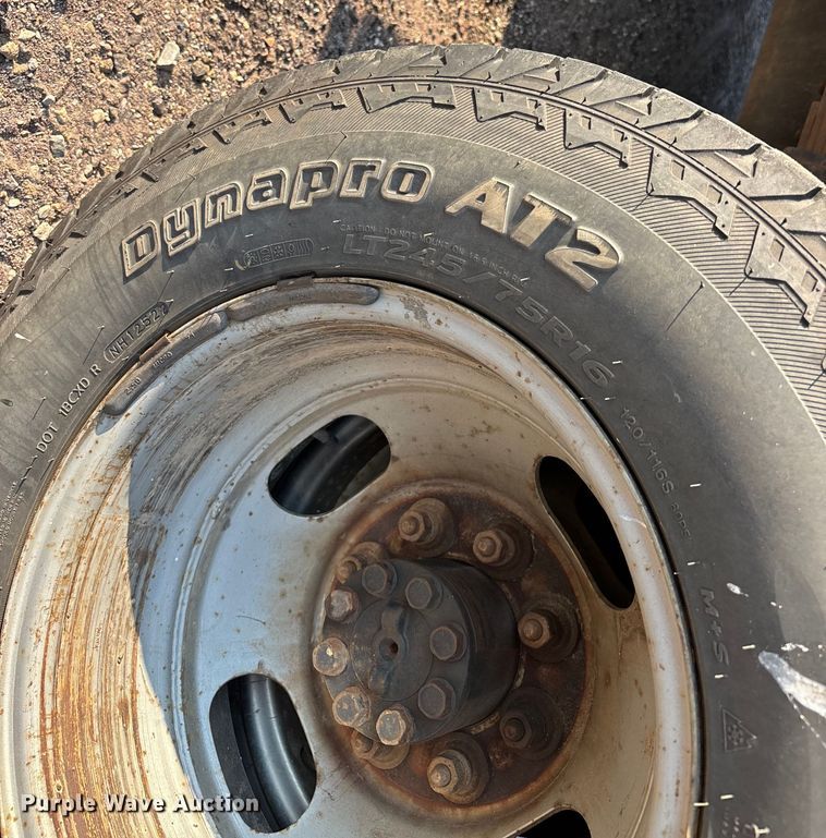 image for item EJ7635 2001 Chevrolet Silverado 3500 flatbed pickup truck