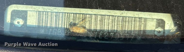 image for item EJ7635 2001 Chevrolet Silverado 3500 flatbed pickup truck