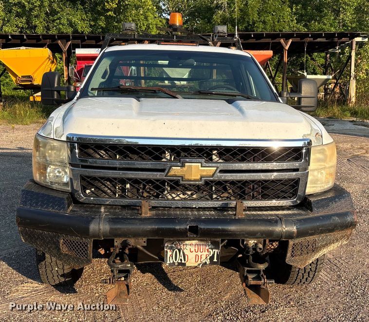image for item EJ7636 2011 Chevrolet Silverado 3500HD flatbed pickup truck
