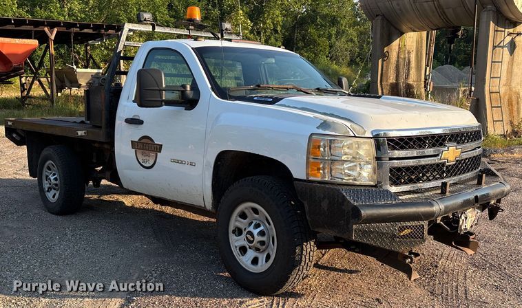 image for item EJ7636 2011 Chevrolet Silverado 3500HD flatbed pickup truck
