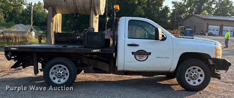 image for item EJ7636 2011 Chevrolet Silverado 3500HD flatbed pickup truck