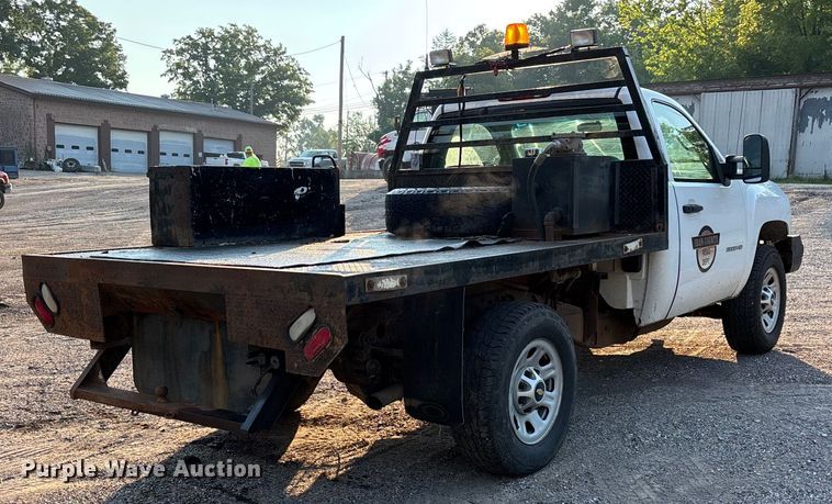 image for item EJ7636 2011 Chevrolet Silverado 3500HD flatbed pickup truck