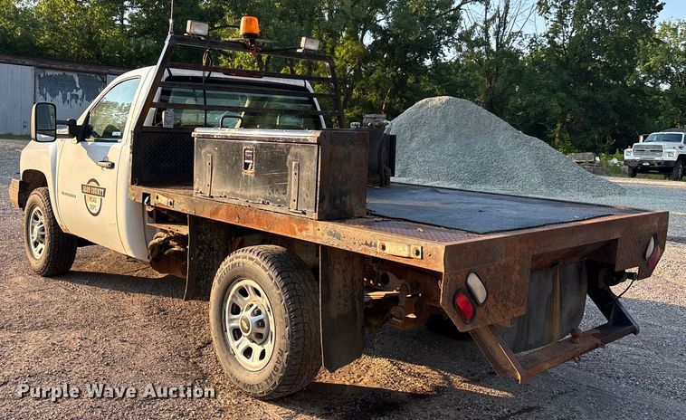 image for item EJ7636 2011 Chevrolet Silverado 3500HD flatbed pickup truck