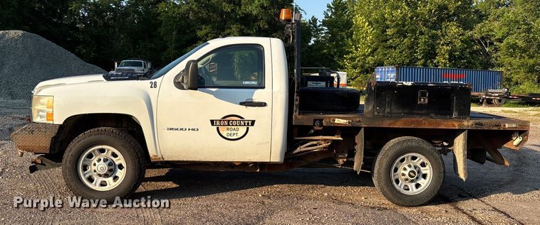 image for item EJ7636 2011 Chevrolet Silverado 3500HD flatbed pickup truck