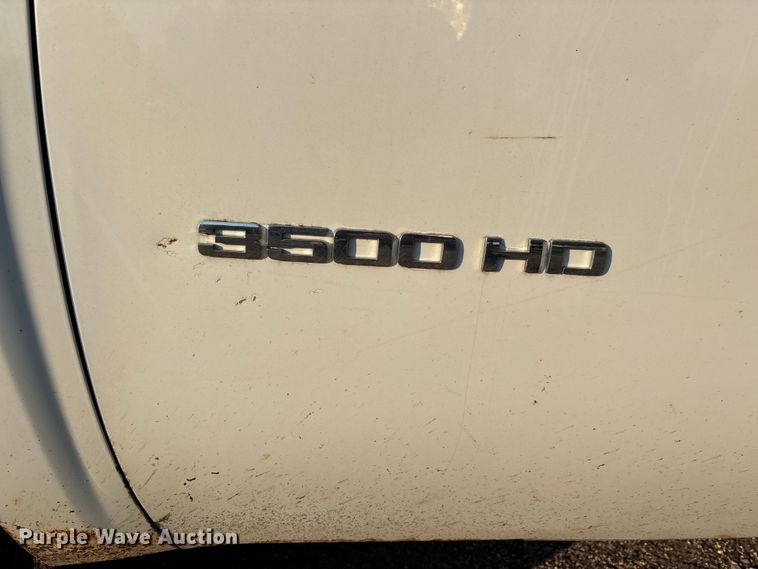 image for item EJ7636 2011 Chevrolet Silverado 3500HD flatbed pickup truck