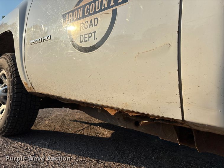 image for item EJ7636 2011 Chevrolet Silverado 3500HD flatbed pickup truck