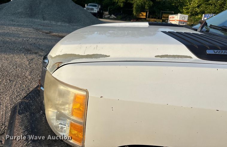 image for item EJ7636 2011 Chevrolet Silverado 3500HD flatbed pickup truck