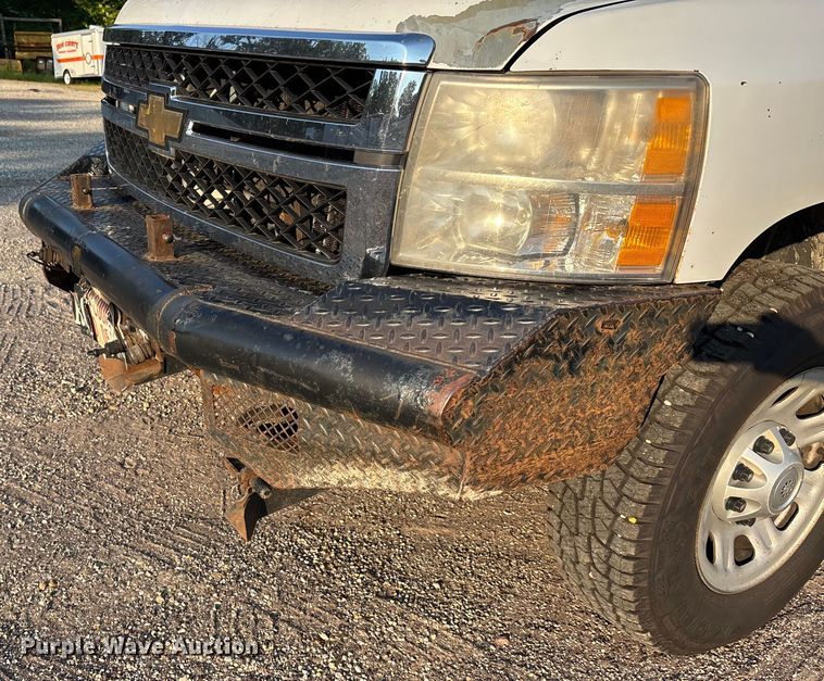 image for item EJ7636 2011 Chevrolet Silverado 3500HD flatbed pickup truck