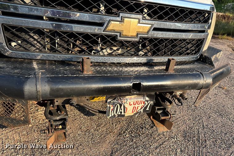 image for item EJ7636 2011 Chevrolet Silverado 3500HD flatbed pickup truck