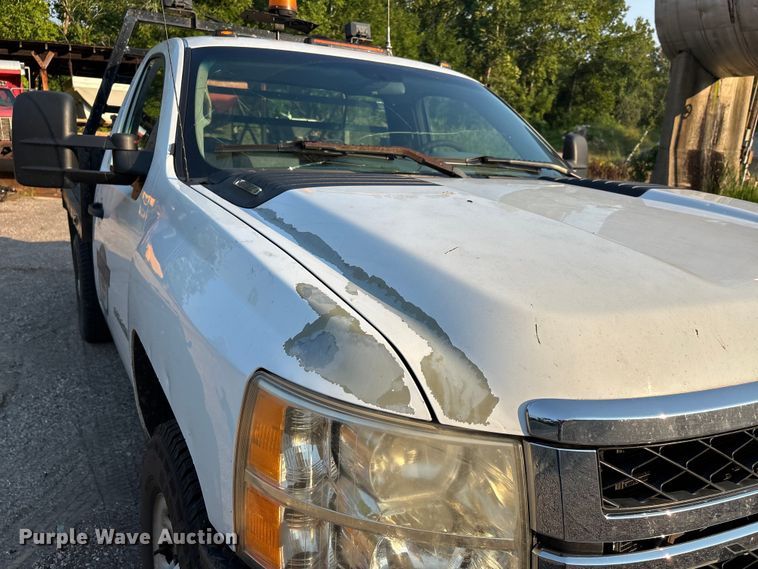 image for item EJ7636 2011 Chevrolet Silverado 3500HD flatbed pickup truck