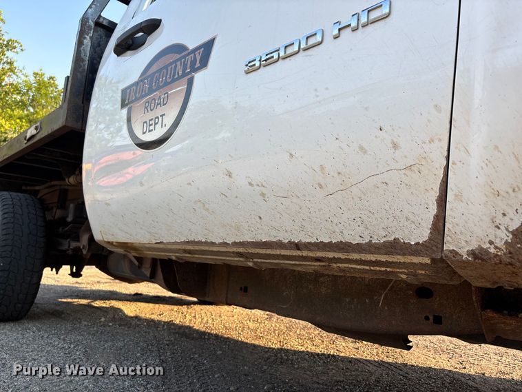 image for item EJ7636 2011 Chevrolet Silverado 3500HD flatbed pickup truck