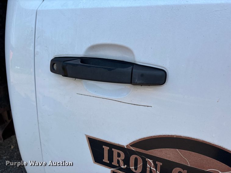 image for item EJ7636 2011 Chevrolet Silverado 3500HD flatbed pickup truck