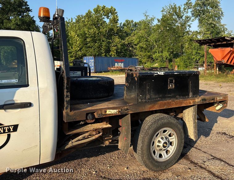 image for item EJ7636 2011 Chevrolet Silverado 3500HD flatbed pickup truck