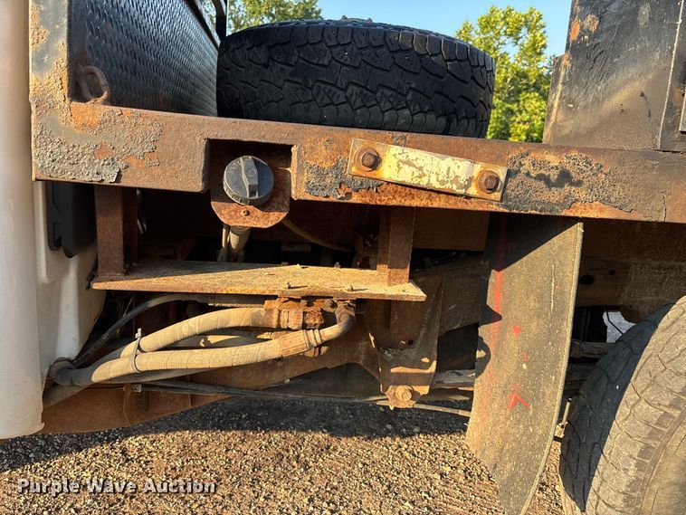 image for item EJ7636 2011 Chevrolet Silverado 3500HD flatbed pickup truck