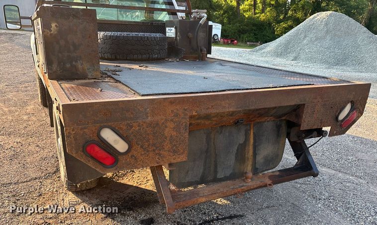 image for item EJ7636 2011 Chevrolet Silverado 3500HD flatbed pickup truck