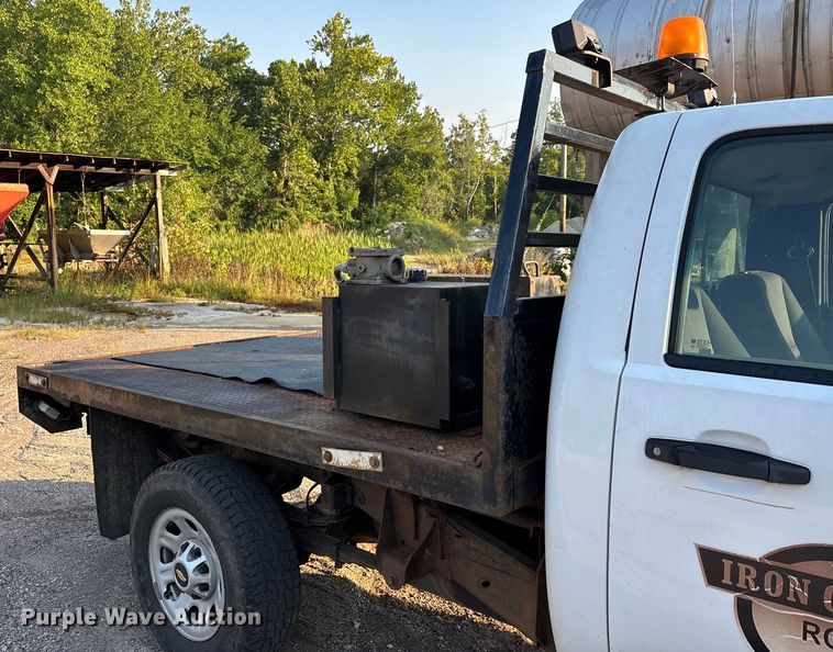 image for item EJ7636 2011 Chevrolet Silverado 3500HD flatbed pickup truck