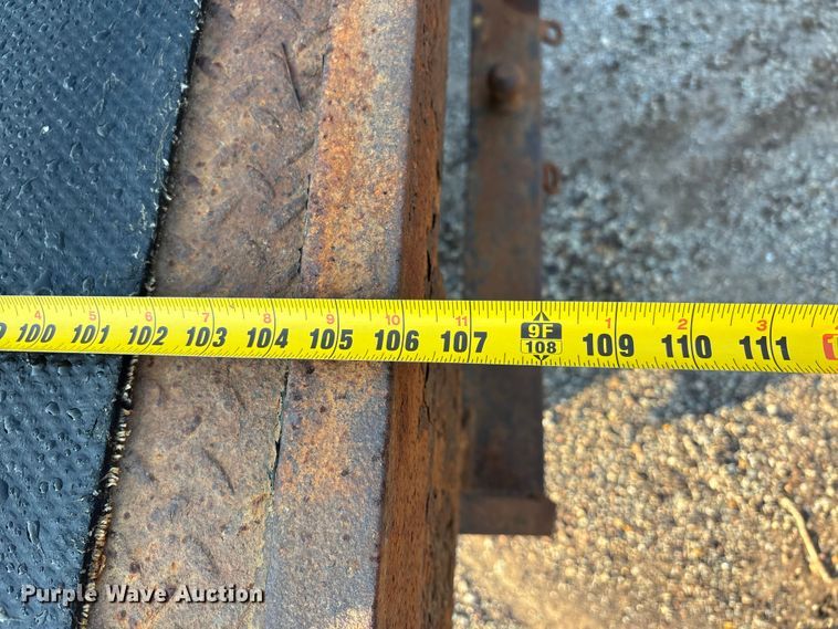 image for item EJ7636 2011 Chevrolet Silverado 3500HD flatbed pickup truck