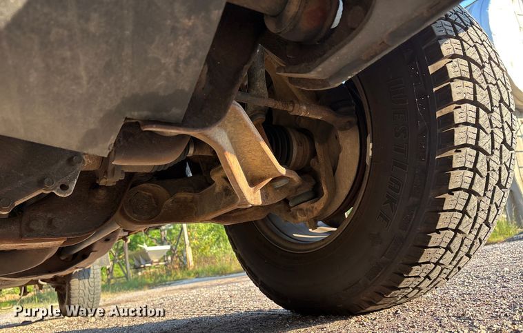 image for item EJ7636 2011 Chevrolet Silverado 3500HD flatbed pickup truck