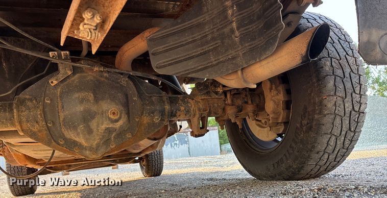 image for item EJ7636 2011 Chevrolet Silverado 3500HD flatbed pickup truck