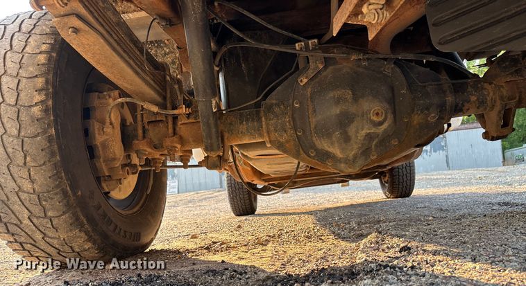 image for item EJ7636 2011 Chevrolet Silverado 3500HD flatbed pickup truck