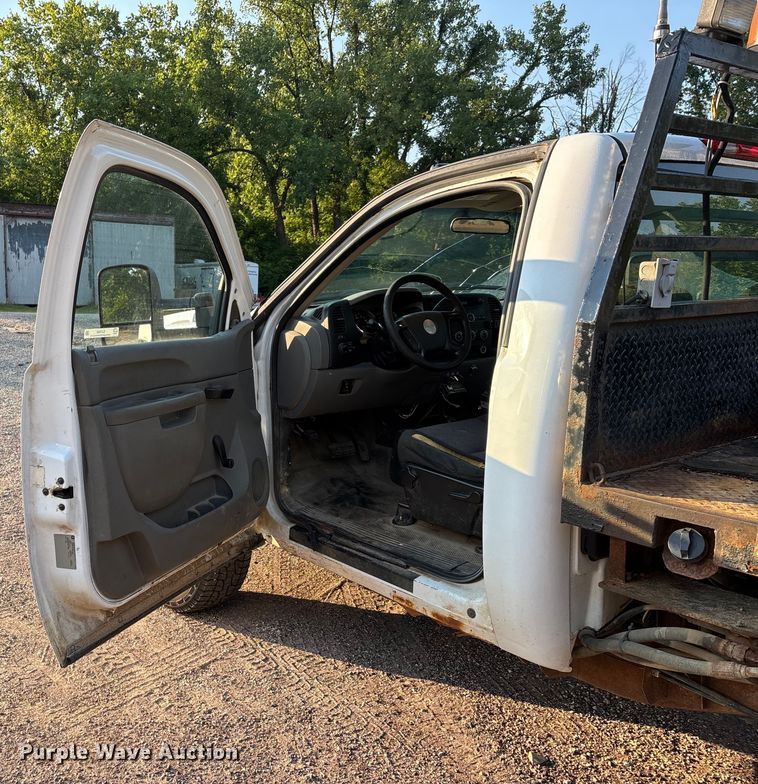 image for item EJ7636 2011 Chevrolet Silverado 3500HD flatbed pickup truck