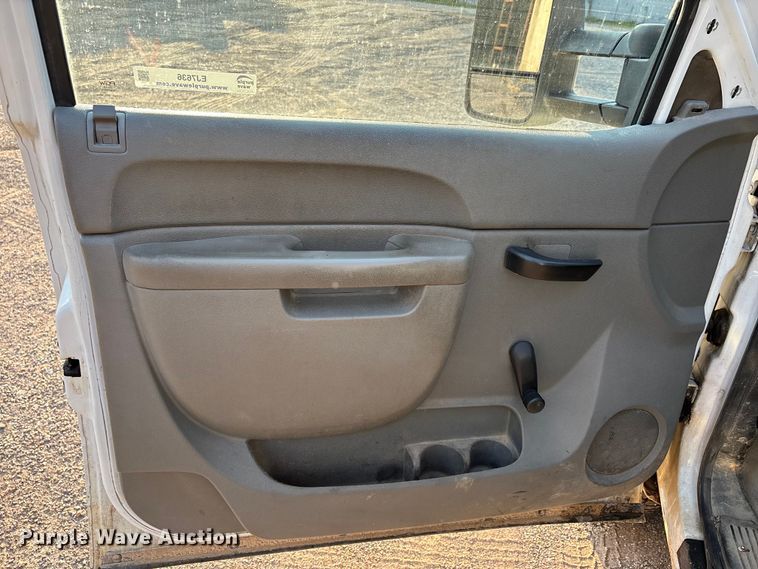 image for item EJ7636 2011 Chevrolet Silverado 3500HD flatbed pickup truck