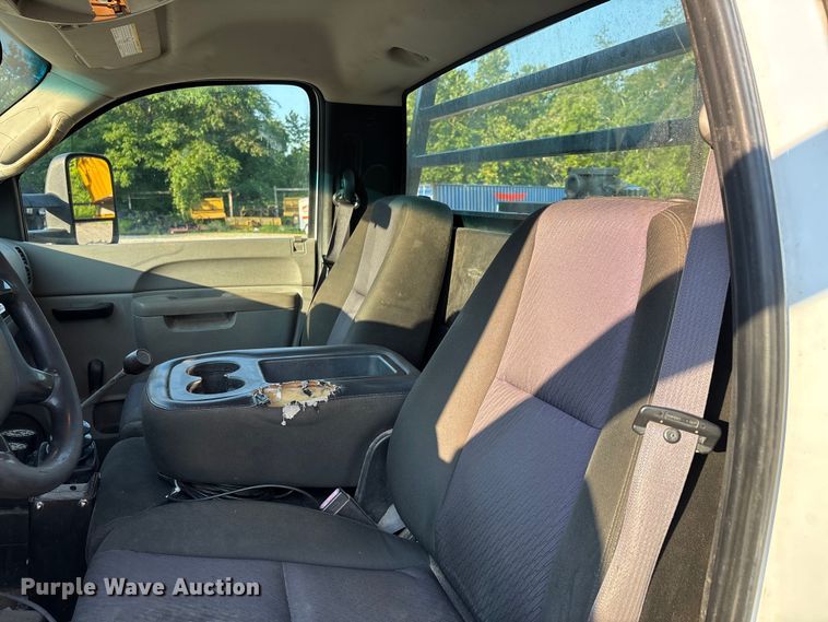 image for item EJ7636 2011 Chevrolet Silverado 3500HD flatbed pickup truck