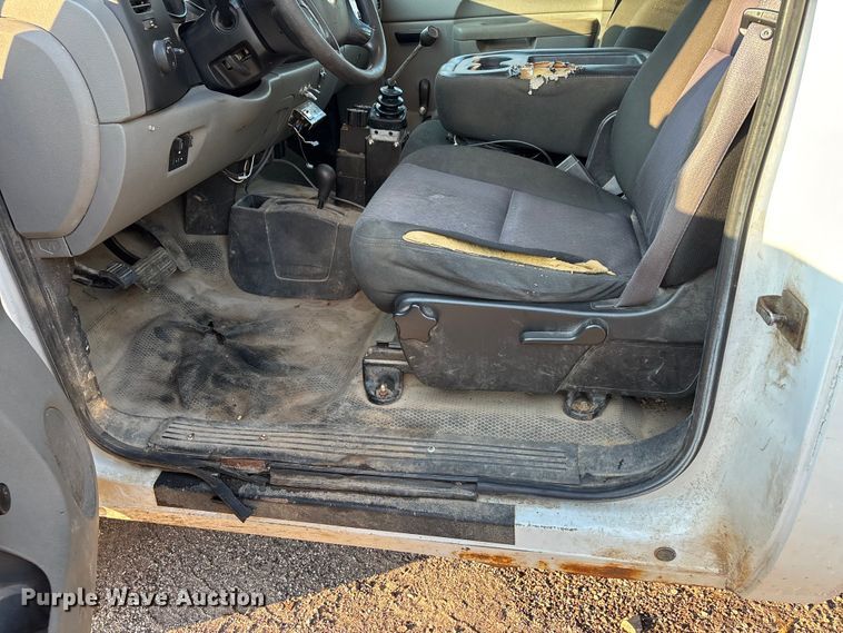 image for item EJ7636 2011 Chevrolet Silverado 3500HD flatbed pickup truck