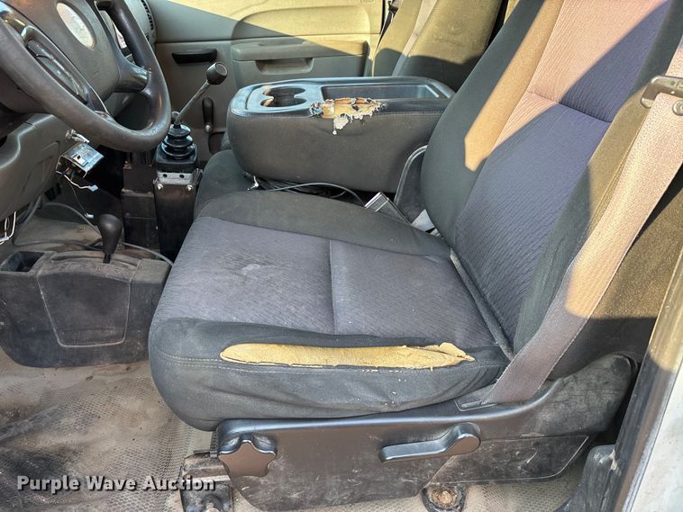 image for item EJ7636 2011 Chevrolet Silverado 3500HD flatbed pickup truck