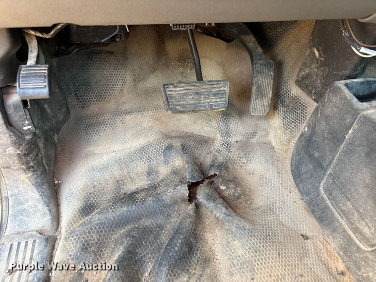 image for item EJ7636 2011 Chevrolet Silverado 3500HD flatbed pickup truck