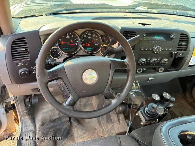 image for item EJ7636 2011 Chevrolet Silverado 3500HD flatbed pickup truck