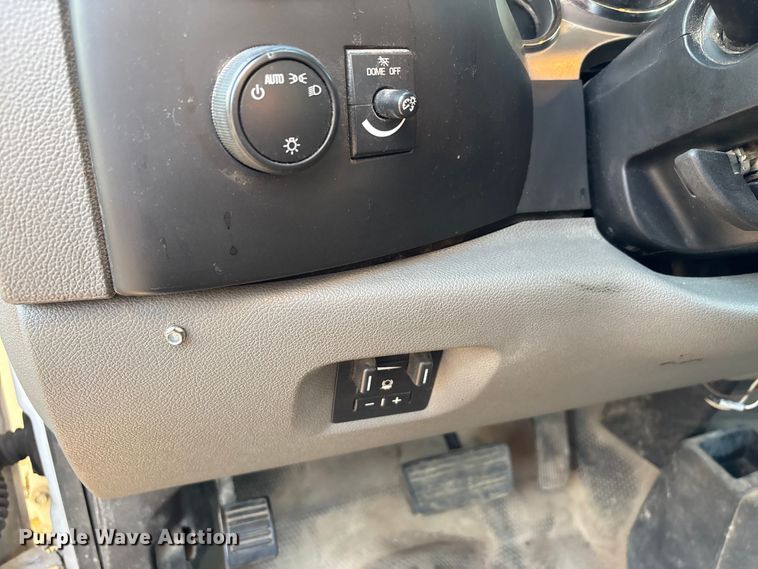 image for item EJ7636 2011 Chevrolet Silverado 3500HD flatbed pickup truck