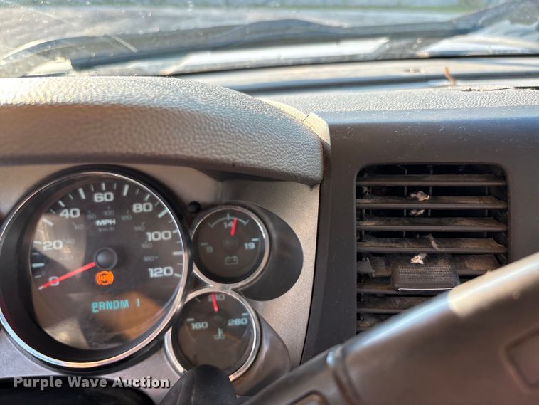 image for item EJ7636 2011 Chevrolet Silverado 3500HD flatbed pickup truck