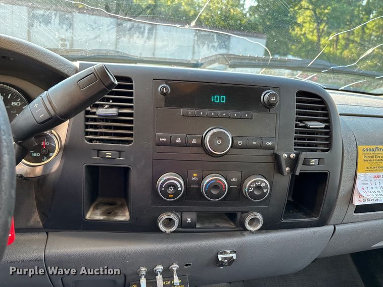 image for item EJ7636 2011 Chevrolet Silverado 3500HD flatbed pickup truck