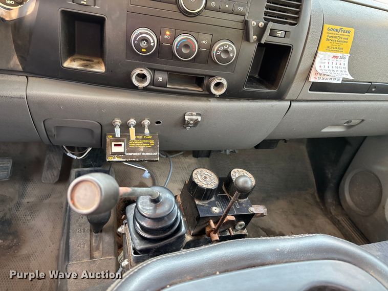 image for item EJ7636 2011 Chevrolet Silverado 3500HD flatbed pickup truck