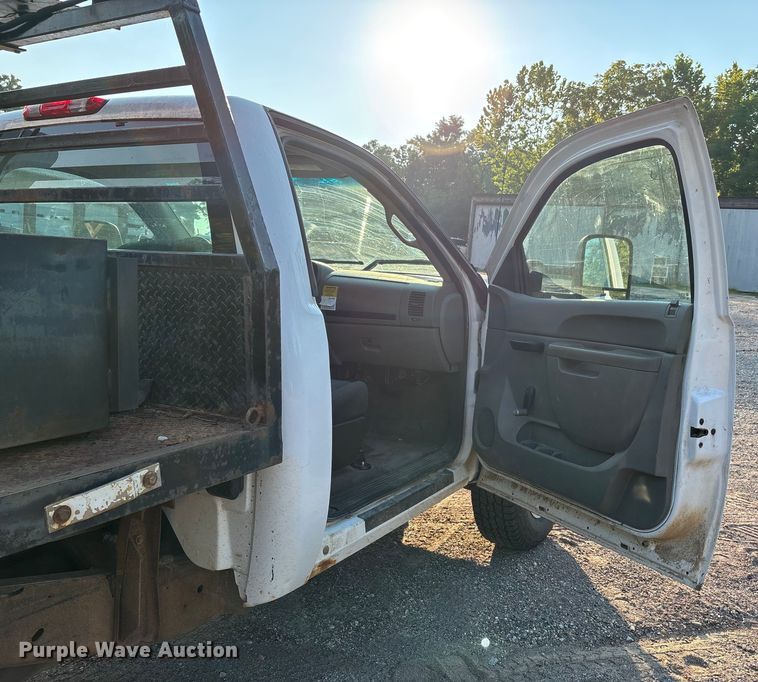 image for item EJ7636 2011 Chevrolet Silverado 3500HD flatbed pickup truck