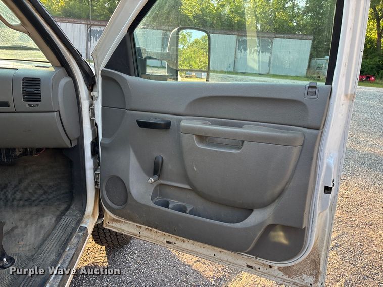 image for item EJ7636 2011 Chevrolet Silverado 3500HD flatbed pickup truck