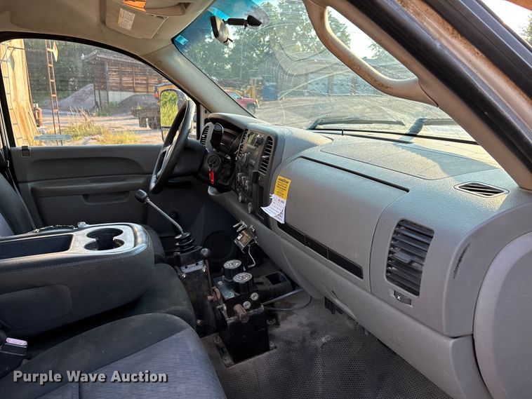 image for item EJ7636 2011 Chevrolet Silverado 3500HD flatbed pickup truck