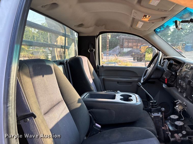 image for item EJ7636 2011 Chevrolet Silverado 3500HD flatbed pickup truck