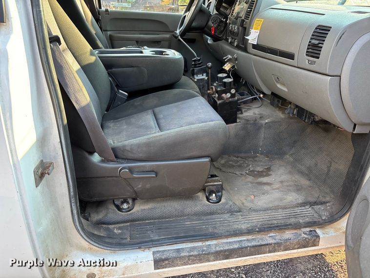 image for item EJ7636 2011 Chevrolet Silverado 3500HD flatbed pickup truck