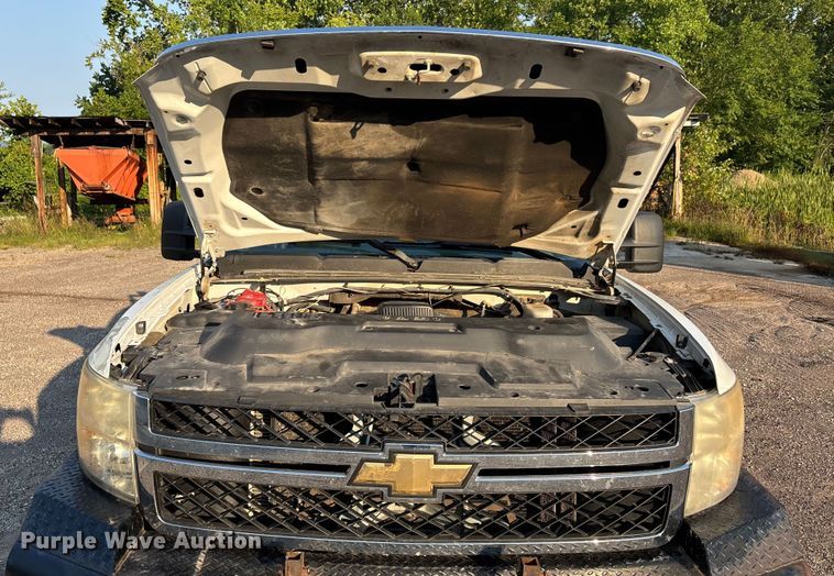 image for item EJ7636 2011 Chevrolet Silverado 3500HD flatbed pickup truck