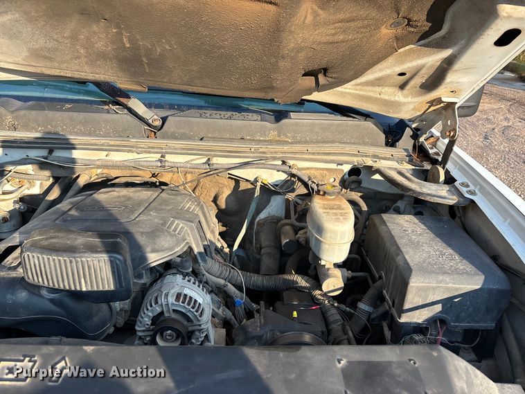 image for item EJ7636 2011 Chevrolet Silverado 3500HD flatbed pickup truck