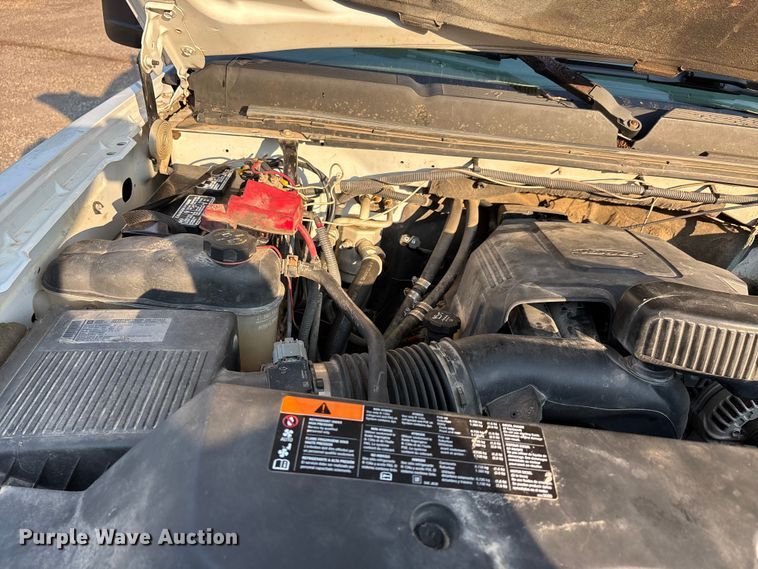 image for item EJ7636 2011 Chevrolet Silverado 3500HD flatbed pickup truck