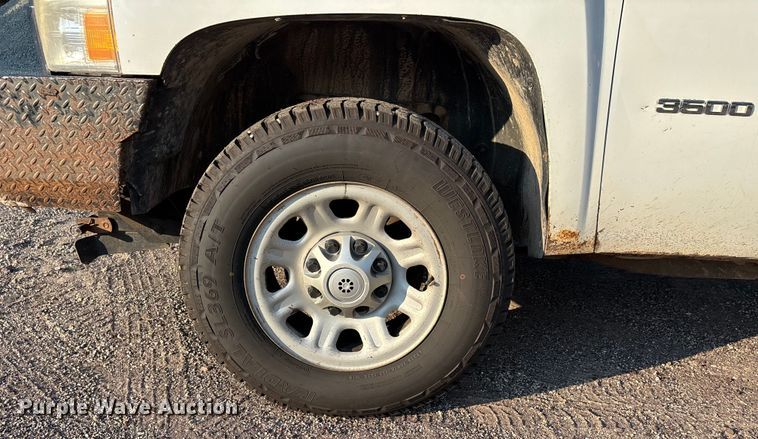 image for item EJ7636 2011 Chevrolet Silverado 3500HD flatbed pickup truck