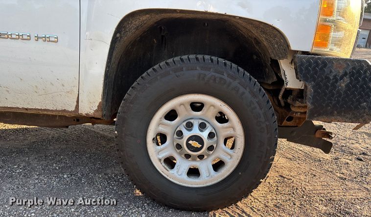 image for item EJ7636 2011 Chevrolet Silverado 3500HD flatbed pickup truck