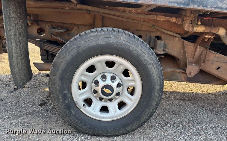 image for item EJ7636 2011 Chevrolet Silverado 3500HD flatbed pickup truck