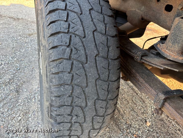 image for item EJ7636 2011 Chevrolet Silverado 3500HD flatbed pickup truck