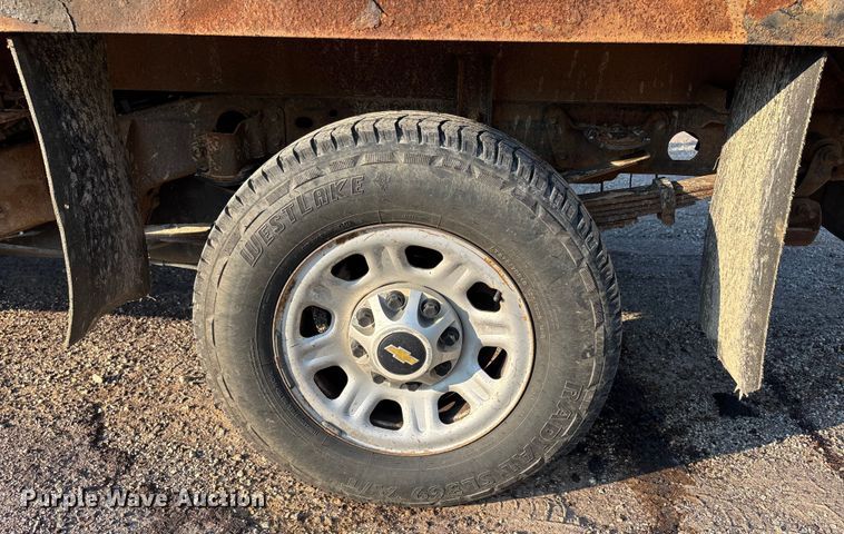 image for item EJ7636 2011 Chevrolet Silverado 3500HD flatbed pickup truck